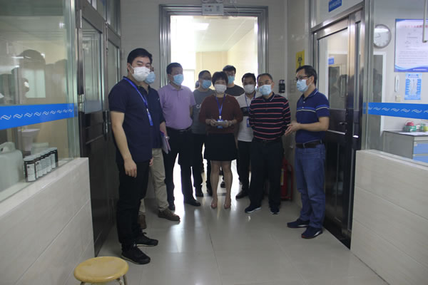 江门专家组现场查看市疾控中心病原微生物实验室设备,了解检测工作开展流程.jpg