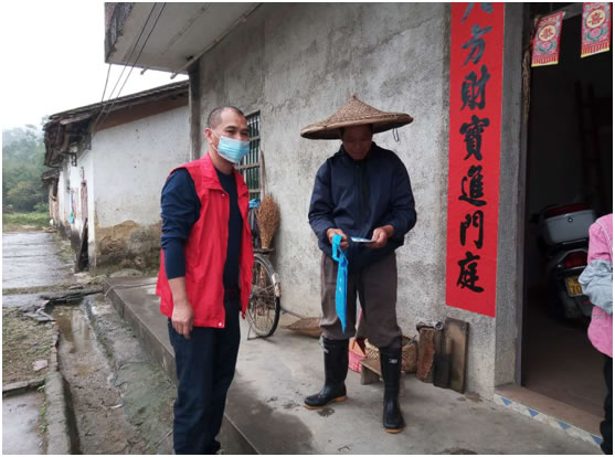 3.黄沙村党员义工走村入户向村民宣传扫黑除恶知识.jpg
