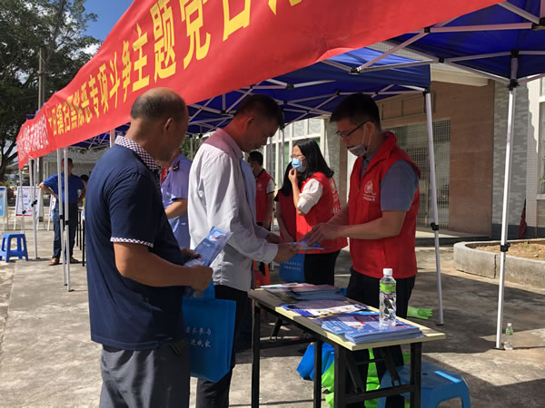 图3.镇委书记吴活抗向群众科普扫黑除恶知识.jpg