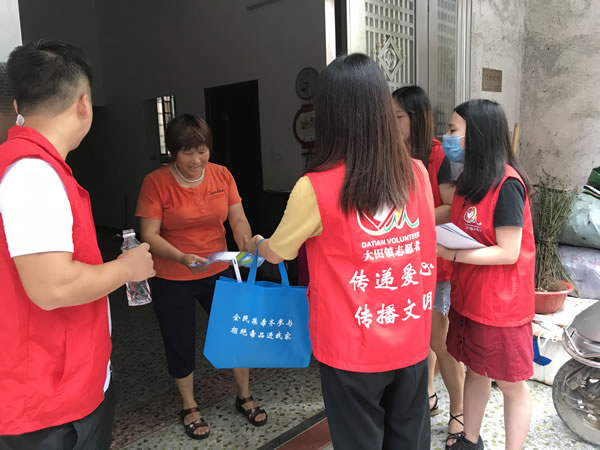 图4.党员义工入户宣传.jpg
