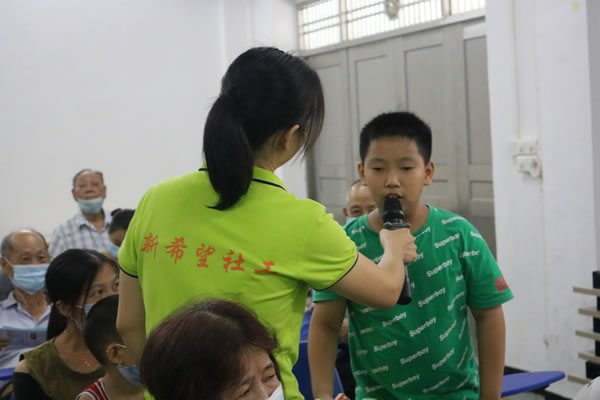 3.小朋友踊跃参与禁毒有奖问答.jpg