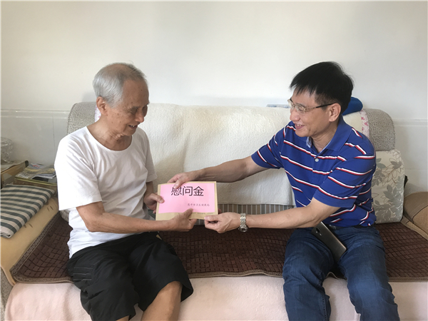 1.吴仲聘同志为老党员送上慰问金.jpg