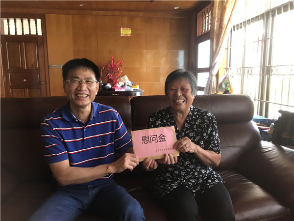 2.吴仲聘同志为老党员送上慰问金.jpg