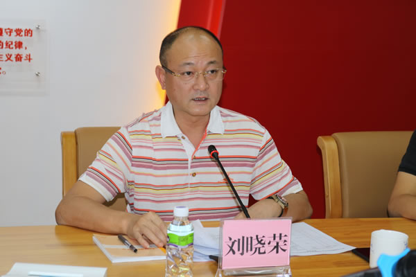 2.市卫生健康局局长刘晓荣主持会议.jpg