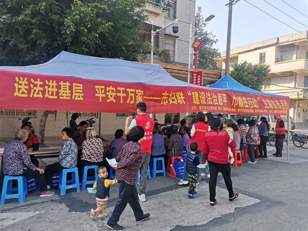 普法宣传现场(1).jpg
