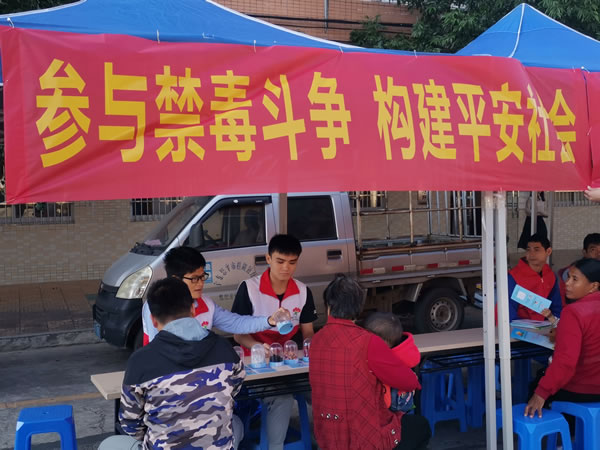 普法宣传现场(2).jpg