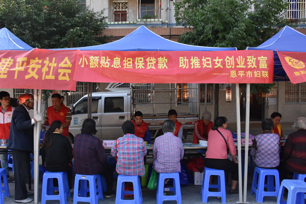 普法宣传现场(3).jpg