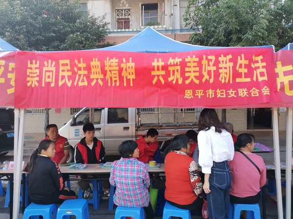 普法宣传现场(4).jpg