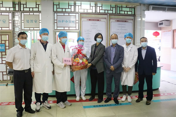 2.黄艳芬在市中医院慰问一线医务人员.jpg
