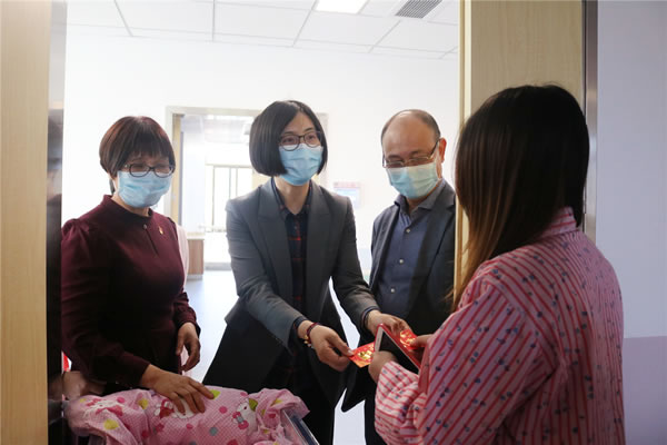 3.黄艳芬在市妇幼保健院探望新生“牛宝宝”.jpg