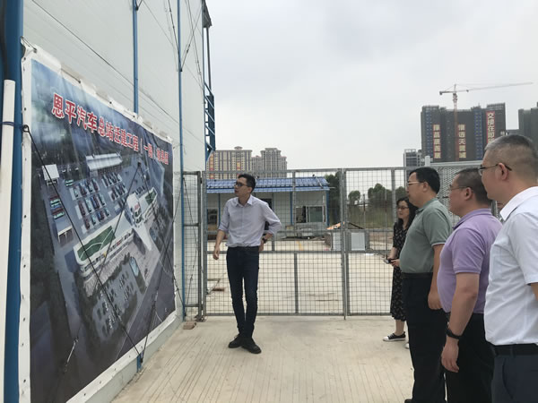 调研组一行前往新汽车总站迁建工程实地考察.jpg