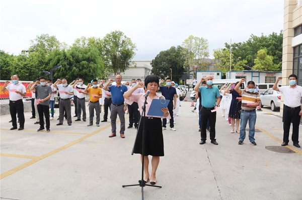 4.恩平市医共体总医院（恩平市人民医院）院长甄妙平带领参会人员进行宣誓_副本.jpg