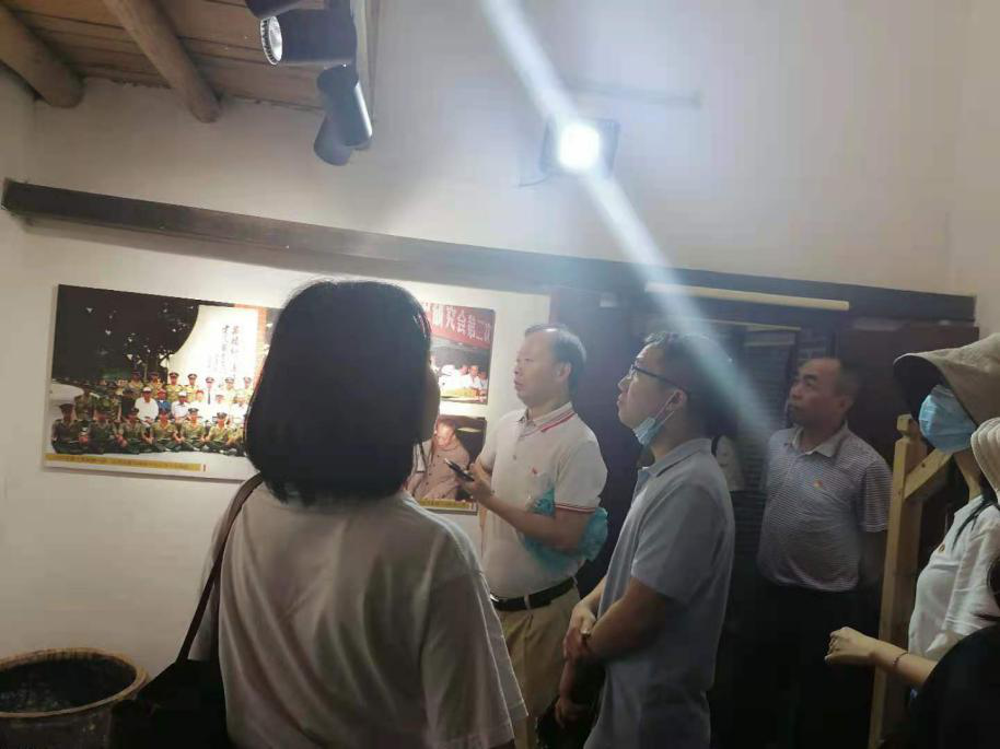 党员干部参观郑锦波故居(恩平县委旧址).png