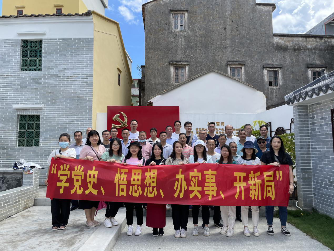 上图:党员干部参观吴有恒故居。.png