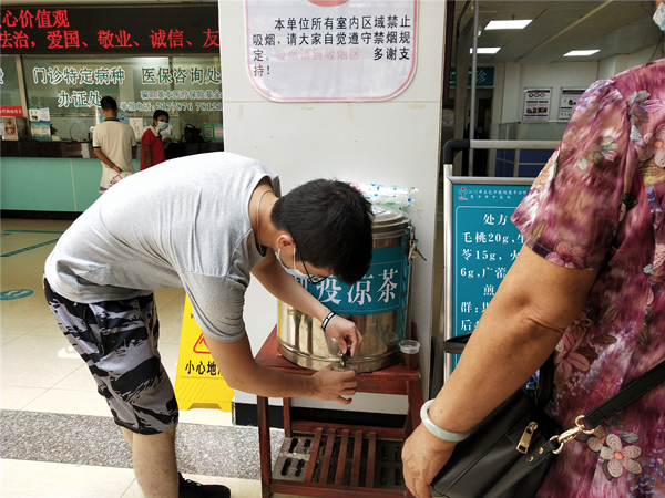1.抗疫凉茶受到市民欢迎_副本.jpg