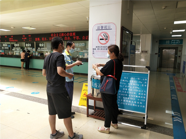 2.抗疫凉茶受到市民欢迎_副本.jpg