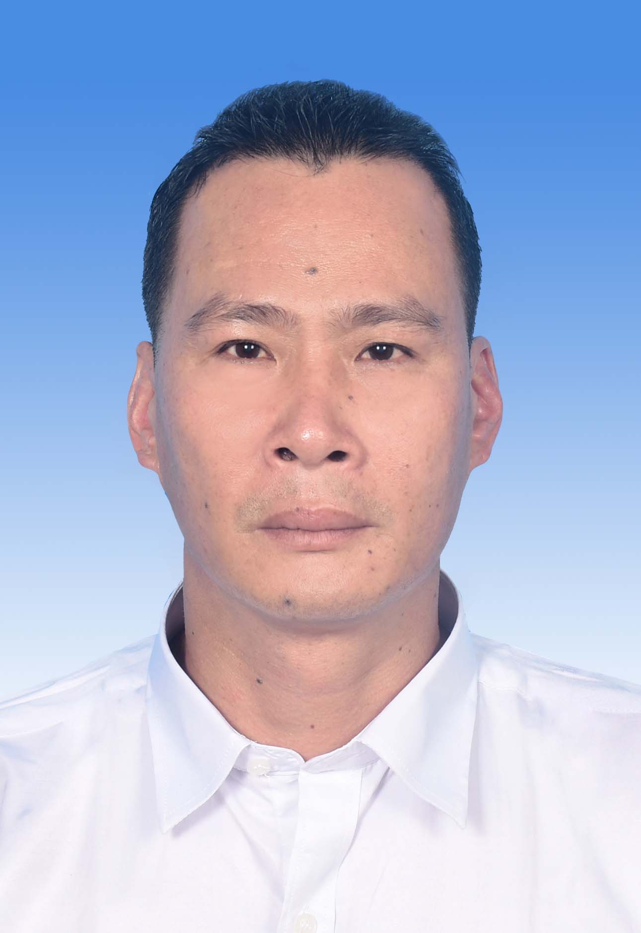7.证件照（梁艺超）.jpg