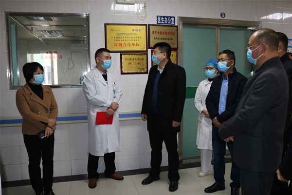 1.董德顺在市人民医院开展慰问活动_副本.jpg