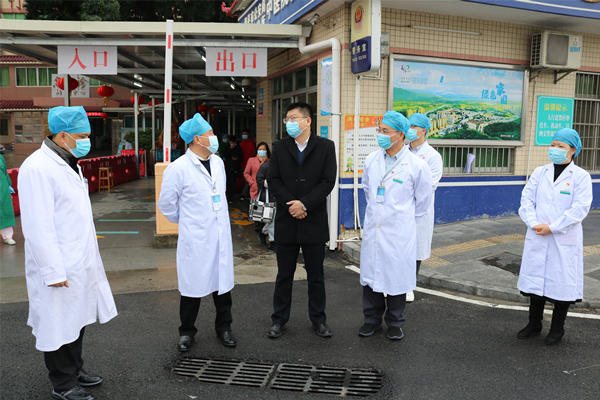 2.董德顺在市中医院开展慰问活动_副本.jpg