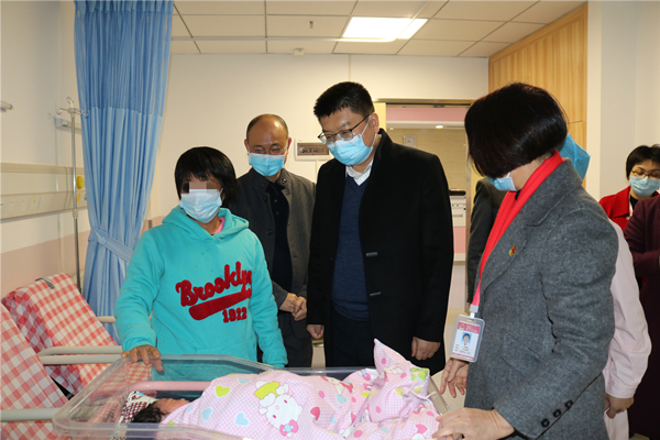 3.董德顺在市妇幼保健院看望大年初一出生的“虎宝宝”_副本.jpg