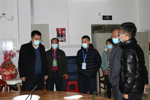 4.董德顺在那吉金山温泉度假村开展慰问活动_副本.jpg