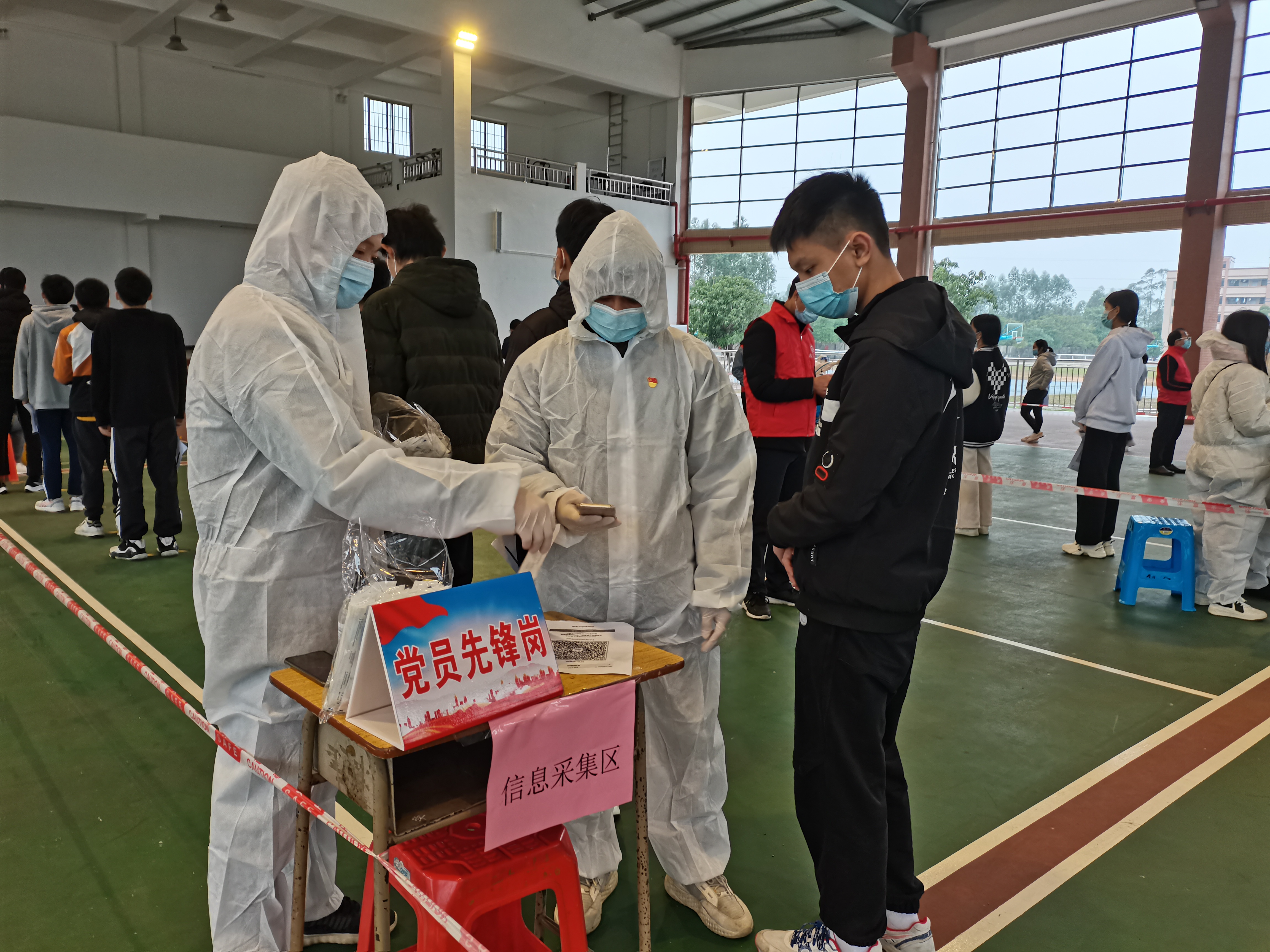 社区”大党委“协助核酸检测.jpg