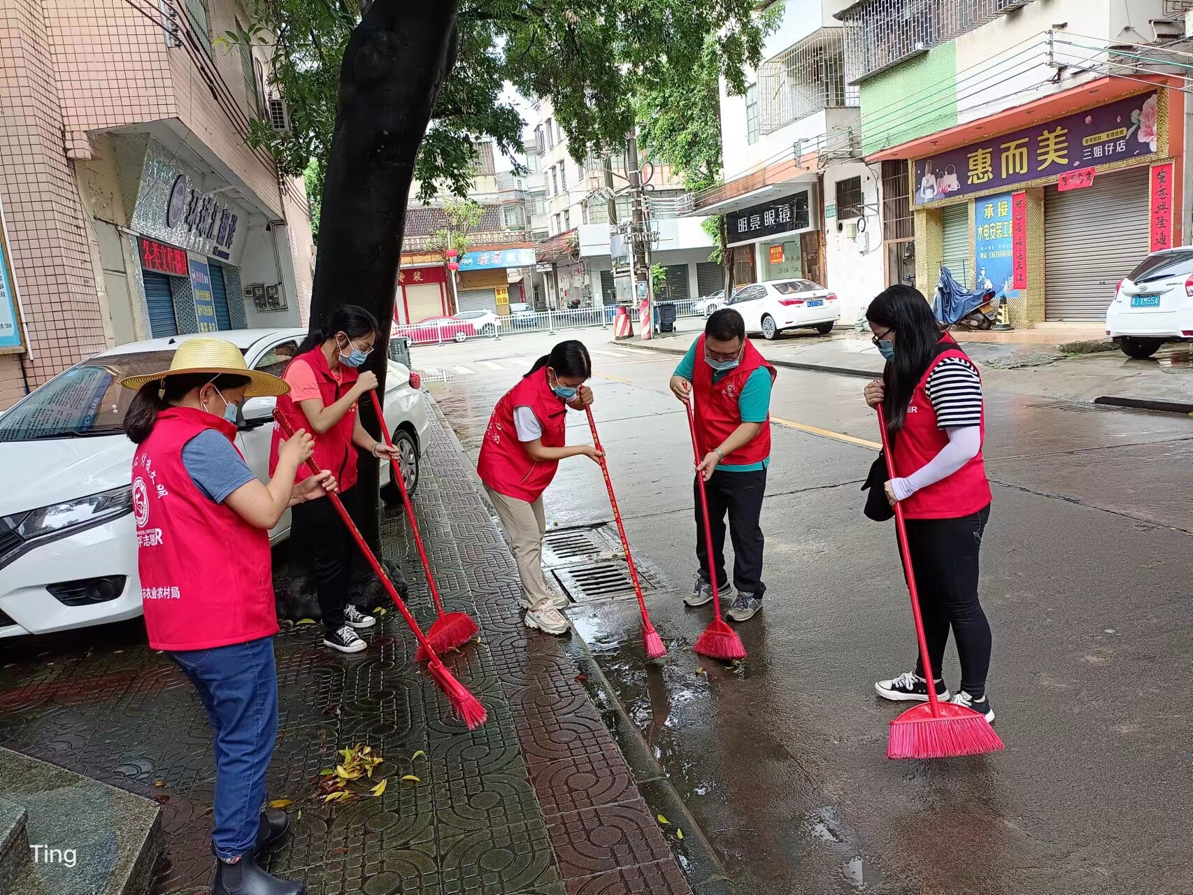 强降雨过后  志愿“清淤”暖人心