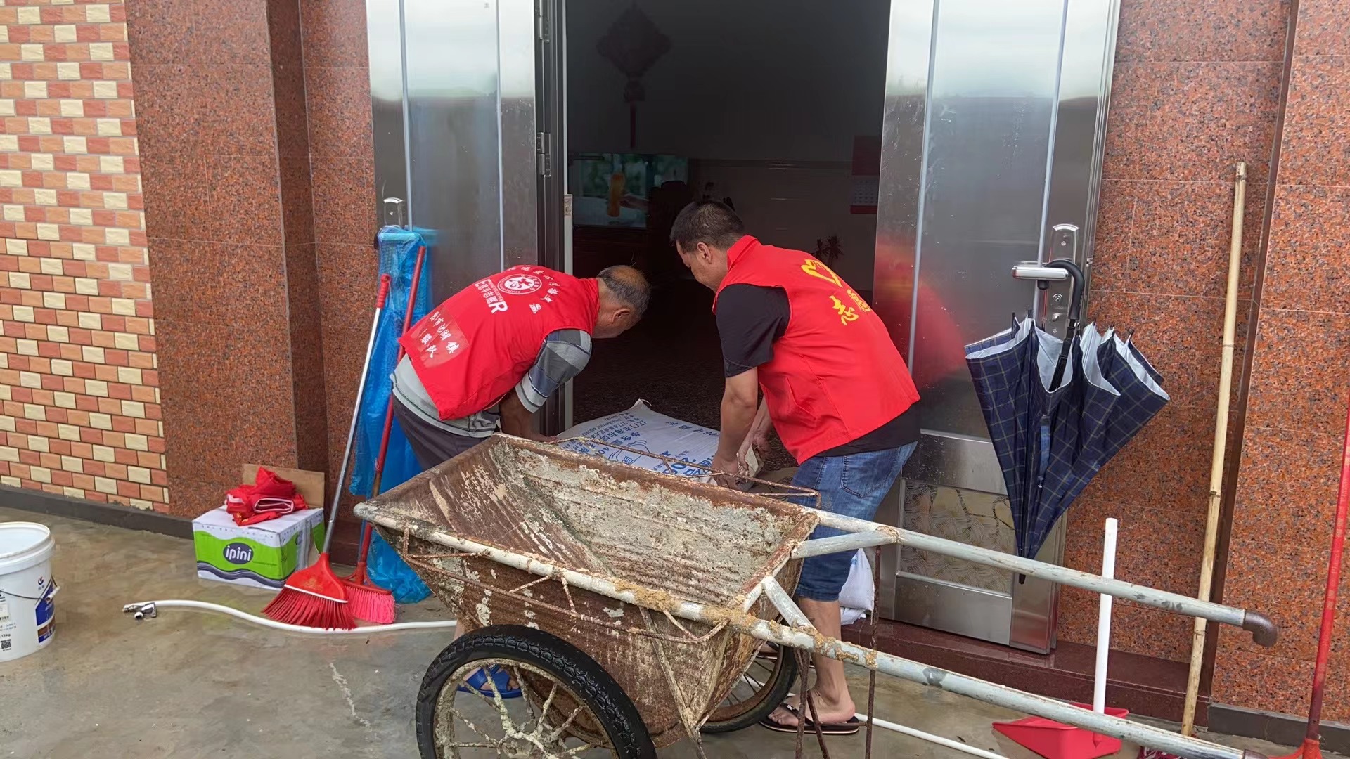 网格员在一线抢险救灾1.jpg