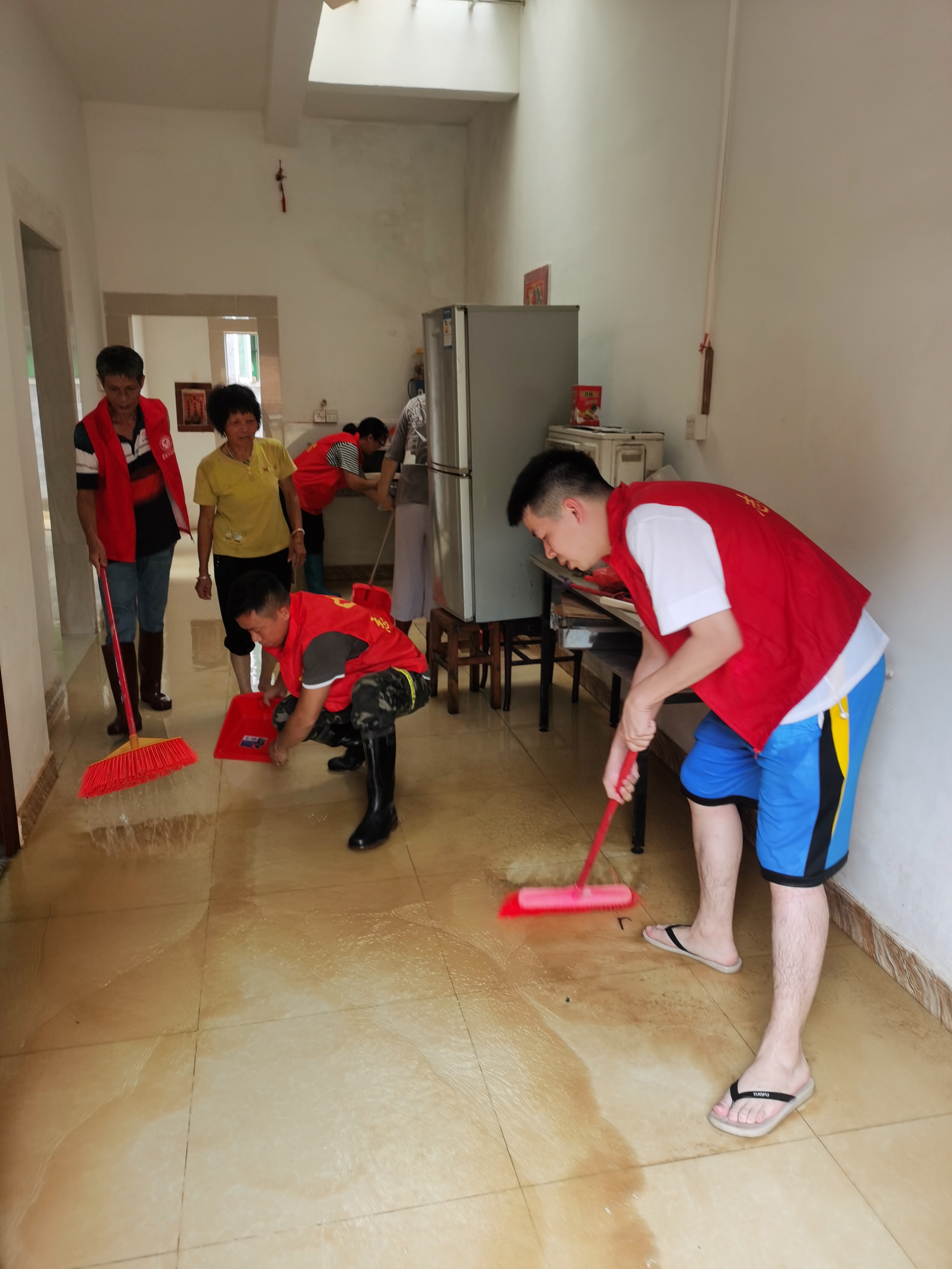 网格员在一线抢险救灾2.jpg