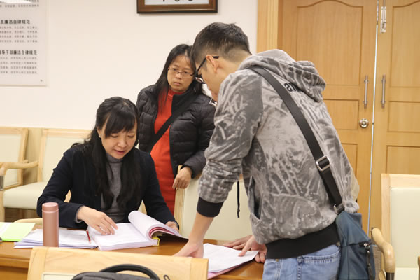 4.江门医改考核组认真查阅资料.jpg