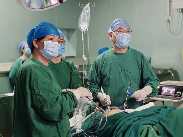 2.唐兆前博士（右一）为患者做手术 图源：市人民医院_副本.jpg