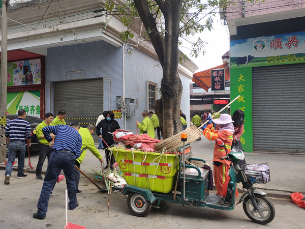 4.市爱卫会各成员单位开展爱国卫生统一大行动_副本.jpg