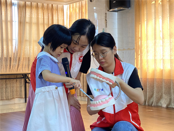 2.志愿者手把手教小朋友掌握“圆弧刷牙法”_副本.jpg