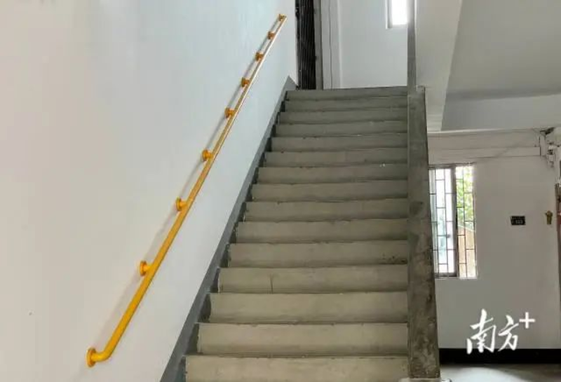 粉刷外立面、安装楼梯扶手……整座大楼面貌焕然一新。 南方+ 周柳妤 拍摄 图片