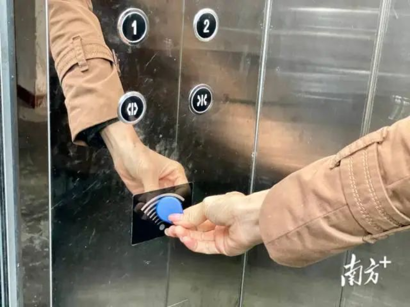 居民刷卡就能乘电梯。 南方+ 周柳妤 拍摄 图片