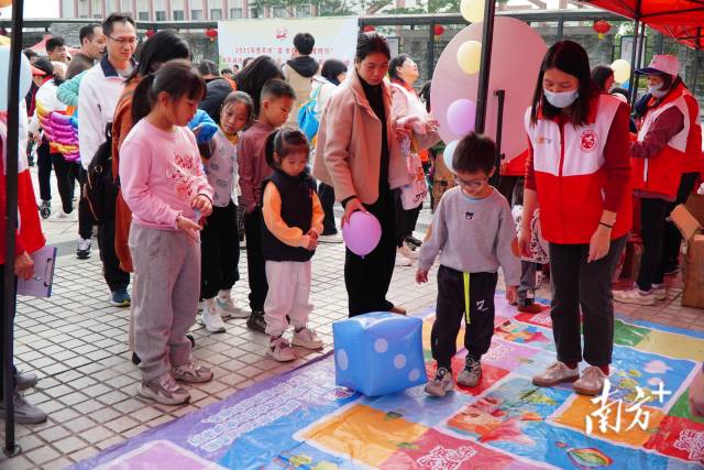 形式多样的互动体验摊位前，市民边逛、边玩、边学。