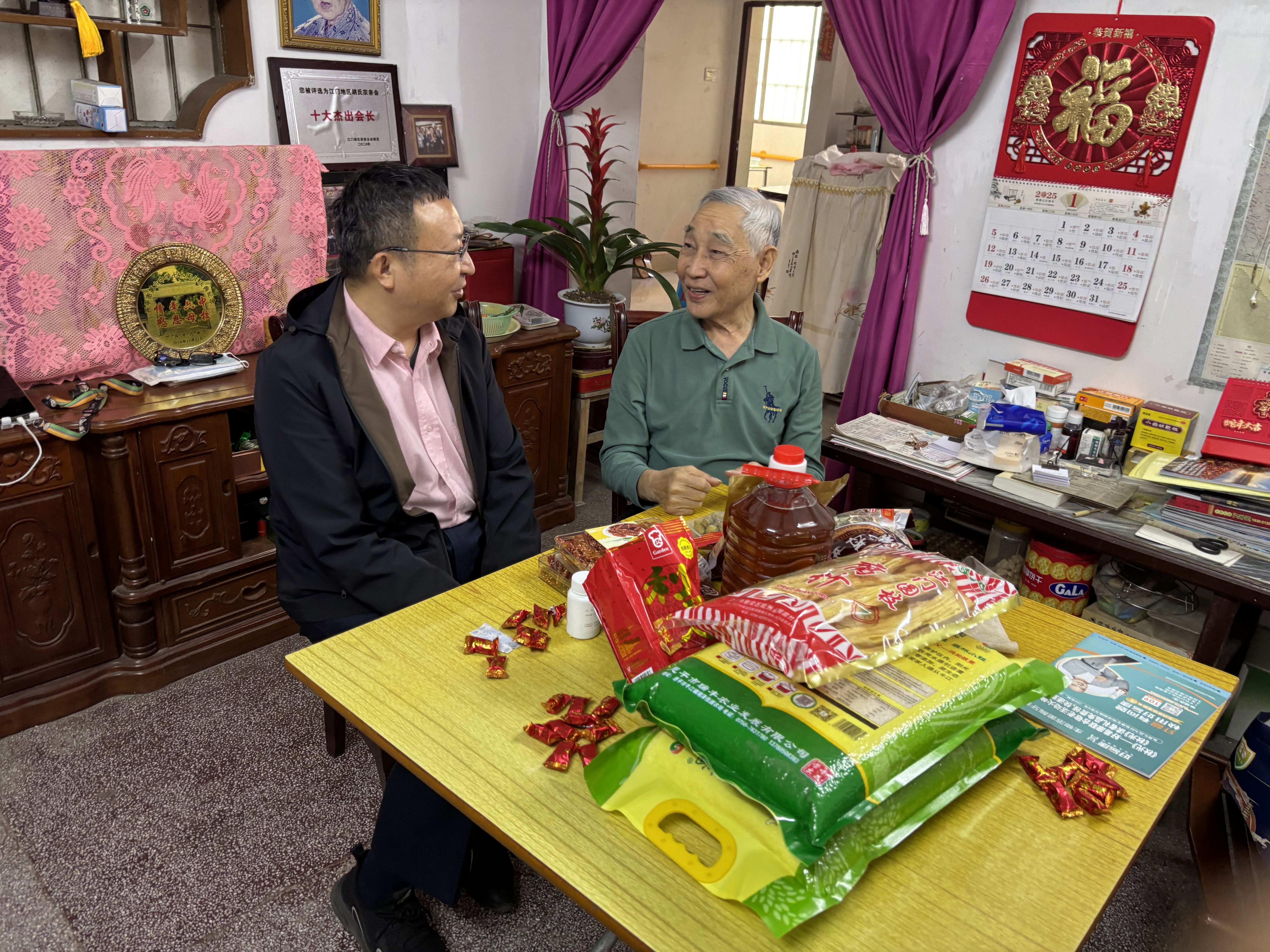 恩平市统计局党组书记春节前带队走访慰问退休党员干部.jpg