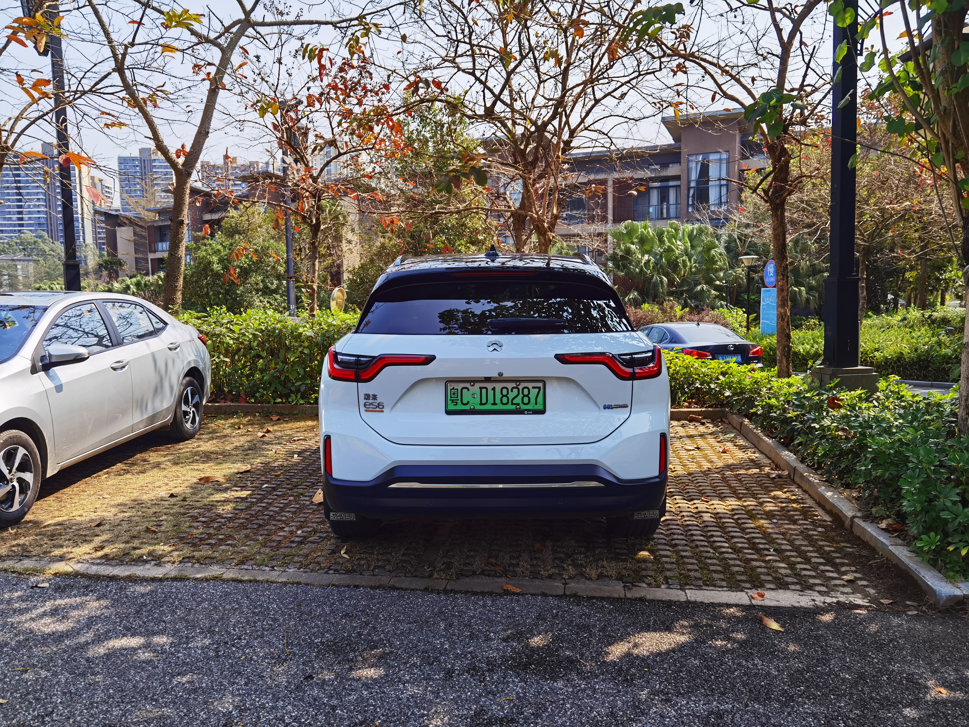 不文明行为：一车占用两车位停车.jpg