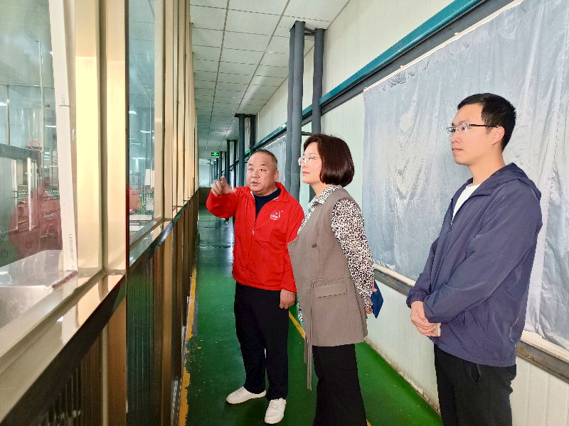镇党委书记吴柳娟率队前往锦坤食品有限公司开展节后暖企走访，与企业负责人深入交流，重点了解项目落地情况。.jpg