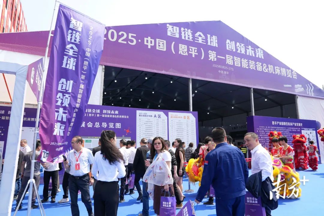 博览会现场人流涌动。 南方+ 杨兴乐 摄
