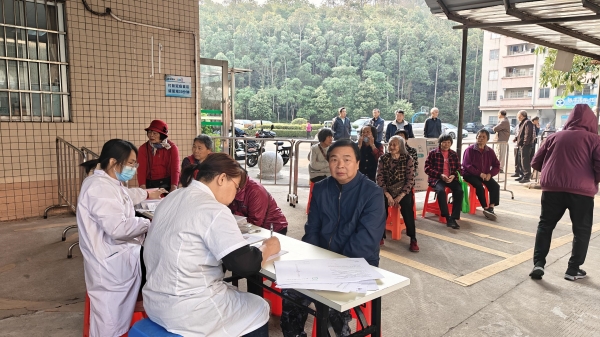 医务人员为辖区居民进行现场答疑。_副本.jpg