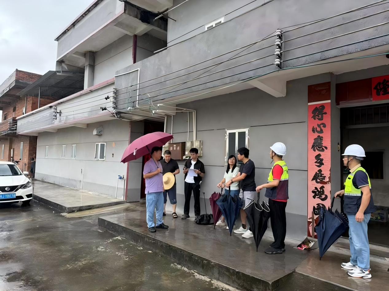 局领导会同工作组到恩城街道顶冲村委会进行雨中巡查指导.jpg