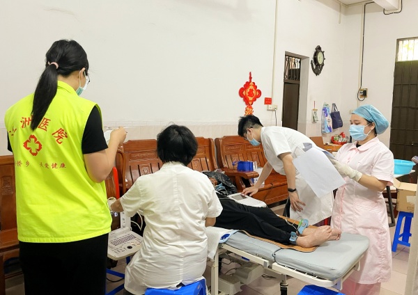 让爱敲门，为失能老人健康护航