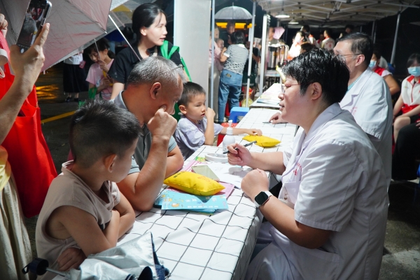 1.中医专家端坐案前，耐心倾听每一位就诊市民的病情描述。_副本.jpg