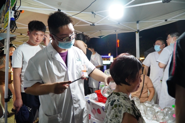 2.中医传统特色疗法体验项目，让市民感受中医养生的独特魅力。_副本.jpg