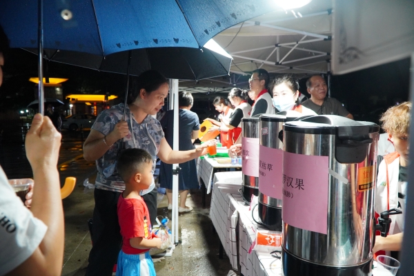 5.三款精心熬制的三伏天养生饮品引得市民驻足。_副本.jpg