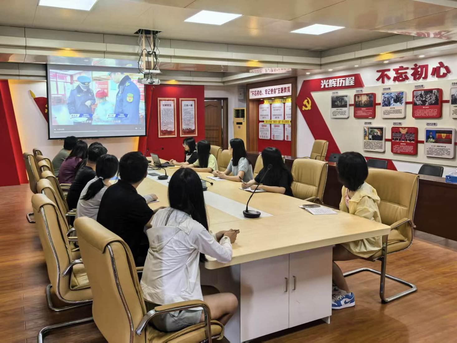市城市管理综合执法局组织开展青年干部诚信专题学习