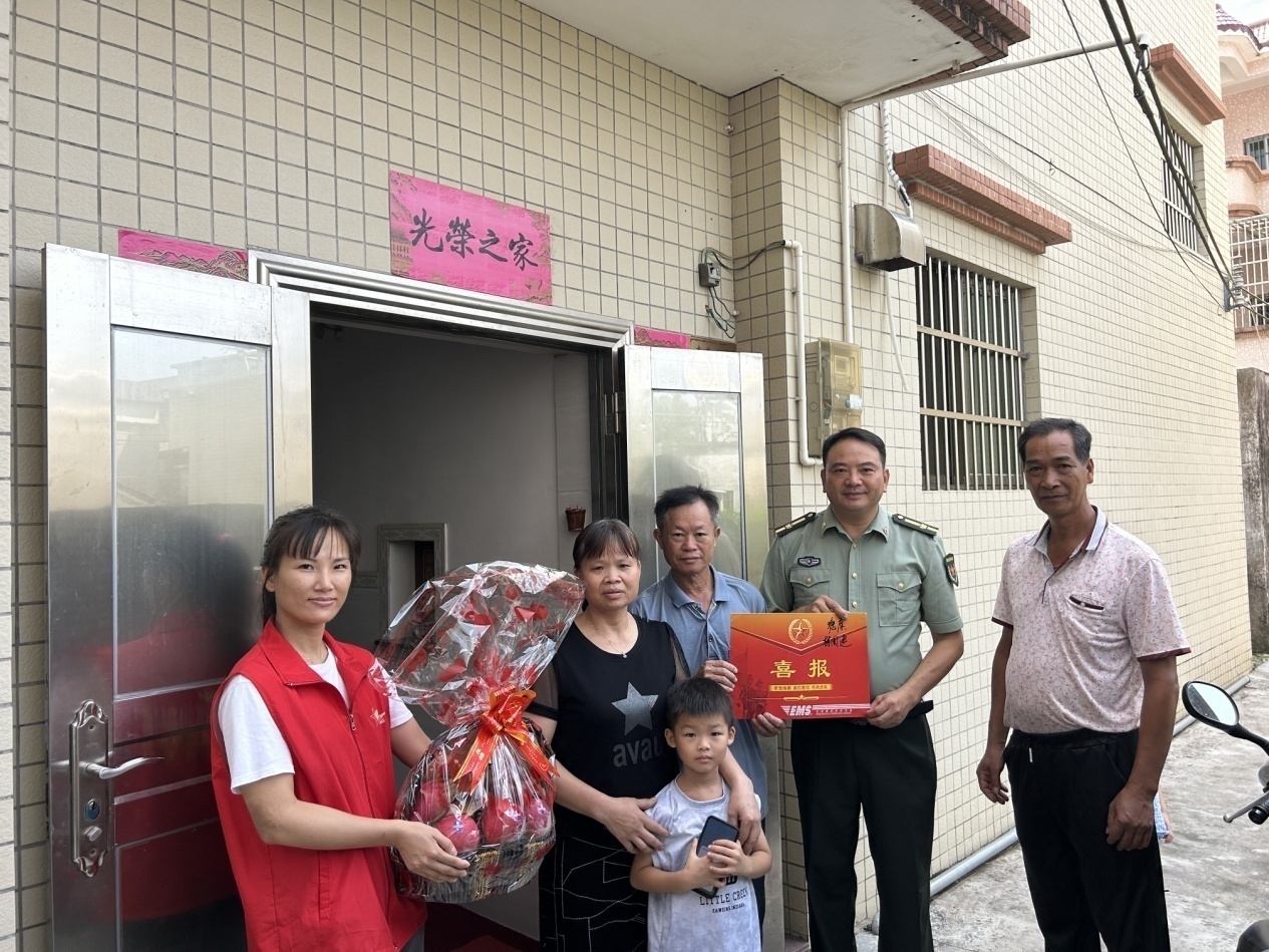 喜报送上门，拥军暖人心 