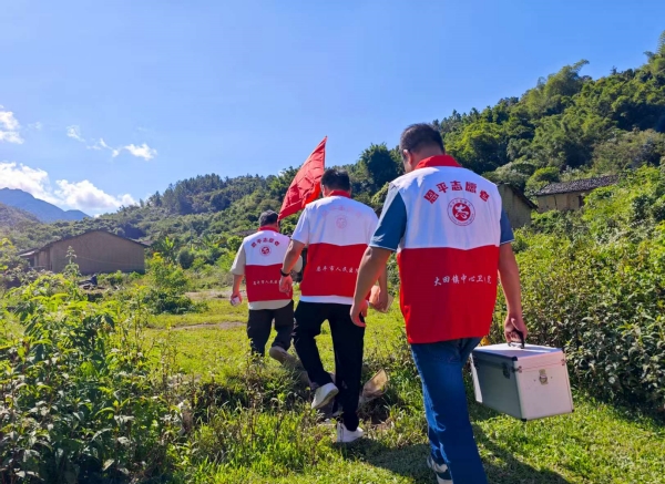 恩平市中医党员志愿服务队赴大田岑洞。.jpg