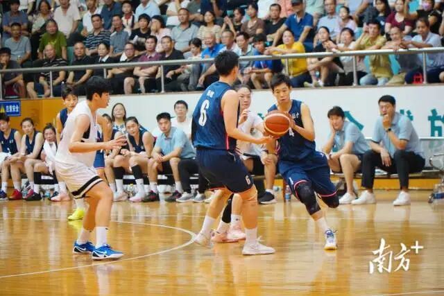 比赛扣人心弦。 比赛扣人心弦。